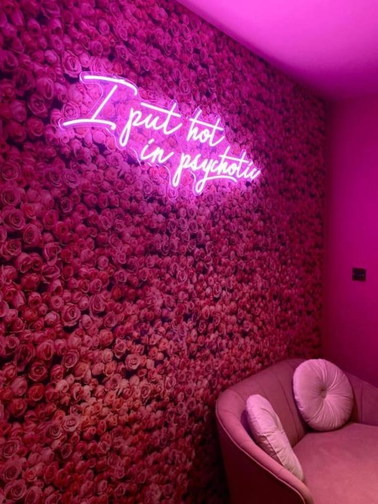 Pink Dreams Apartment photo 3