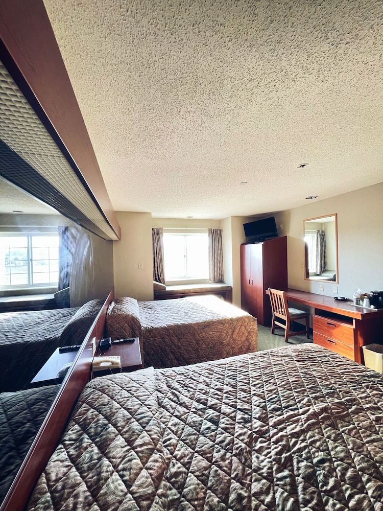 Double Room, 2 Queen Beds, Smoking, Private Bathroom photo 2