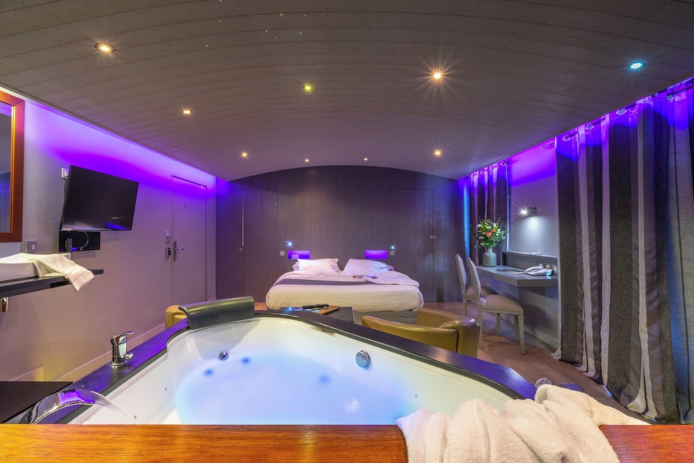 Luxury Suite, 1 Bedroom, Hot Tub photo 2
