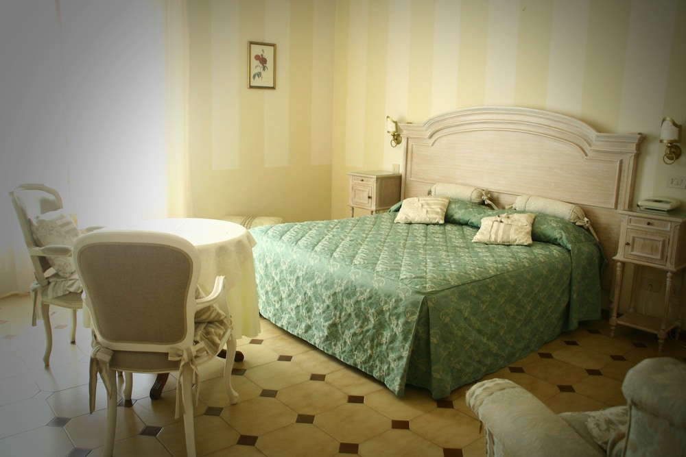 Classic Double Room, Terrace, Partial Sea View photo 2