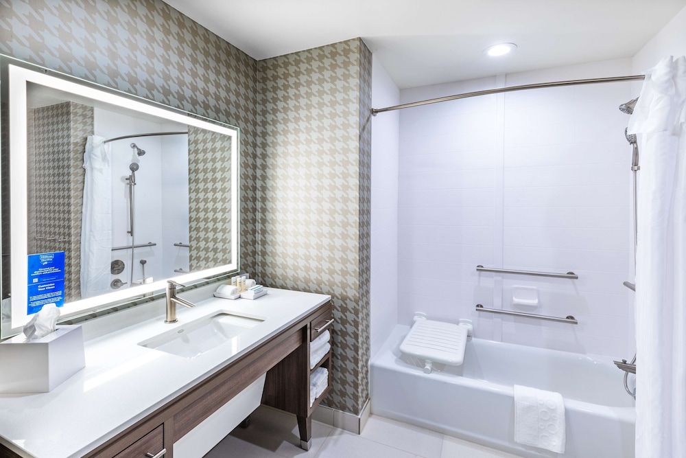 Suite, 1 King Bed, Accessible, Bathtub - Photo 2