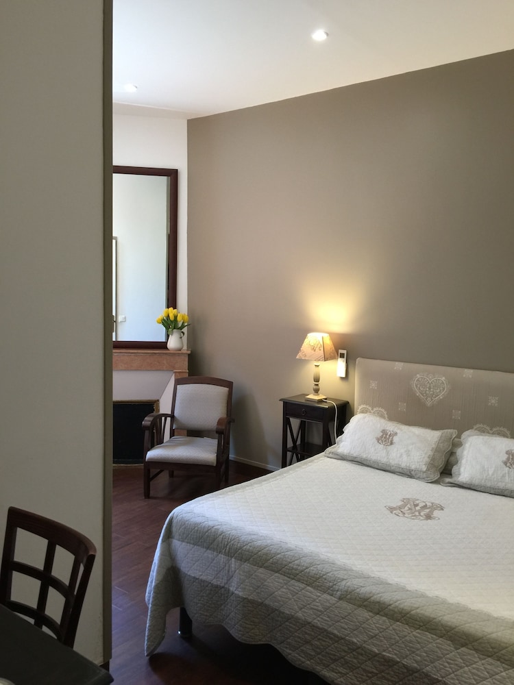 Economy Double Room - Photo 9