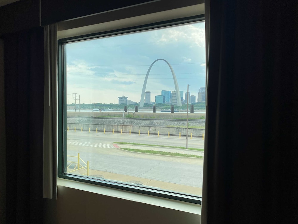 Deluxe Room with Two Queen Beds Gateway Arch River View