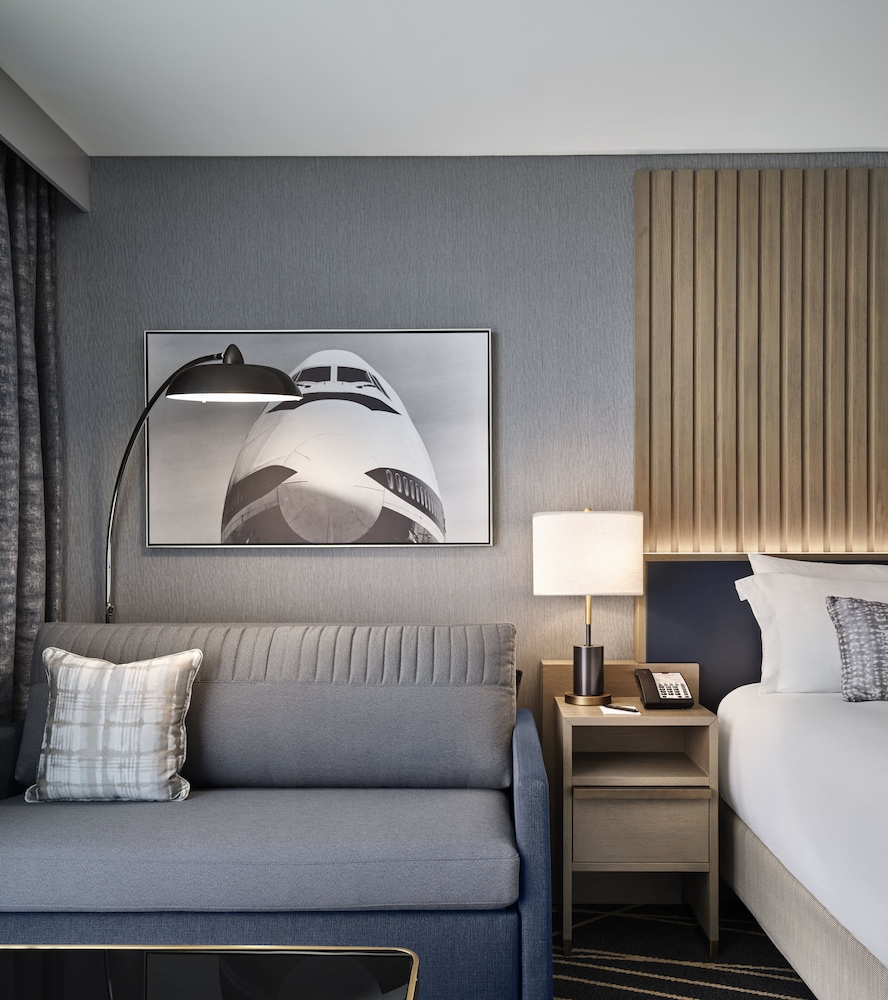 Luxury Room, 1 King Bed, Corner - Photo 3
