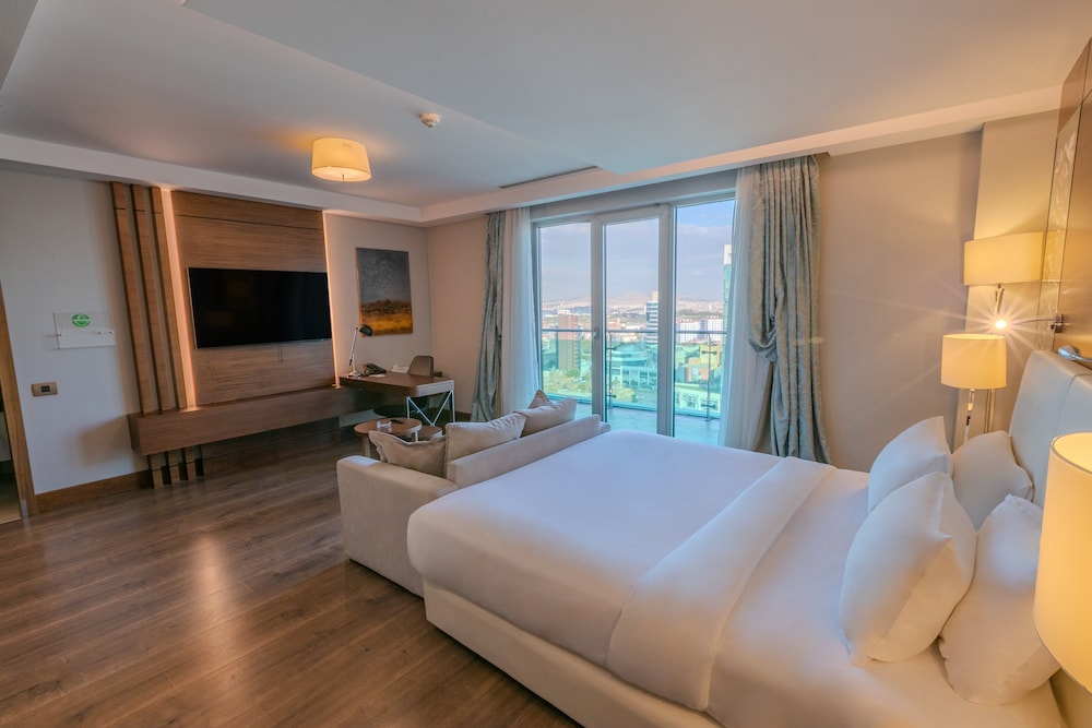 Suite, 1 King Bed, Smoking, Jetted Tub photo 3