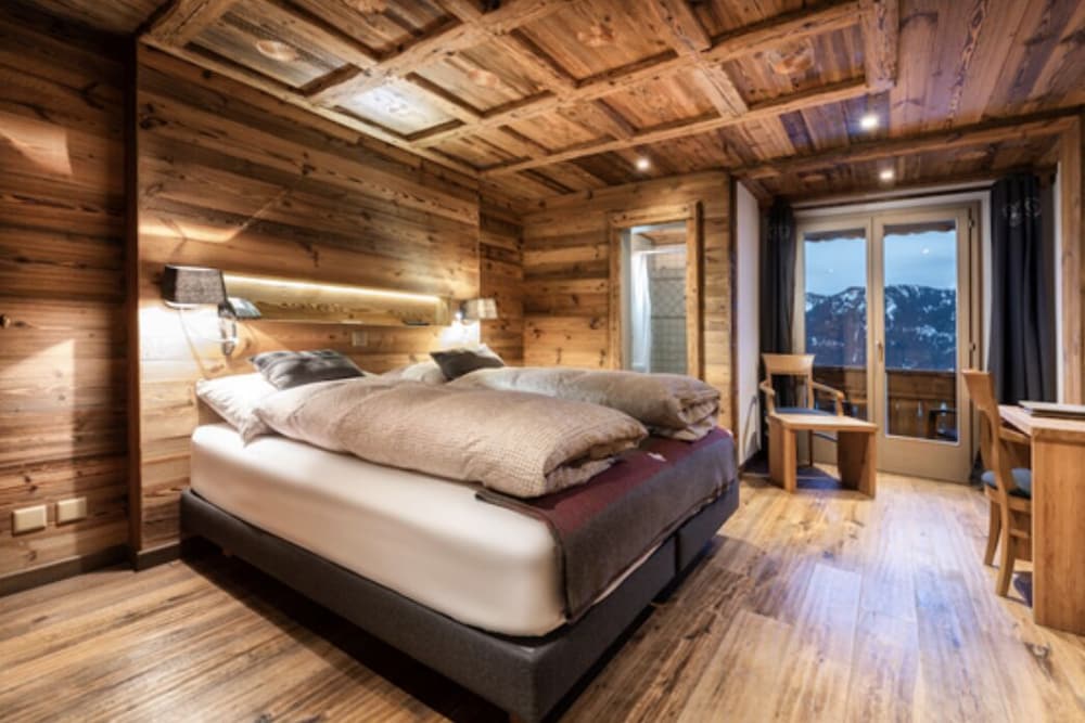 Standard Double Room, 1 Queen Bed, Private Bathroom, Mountain View photo 2