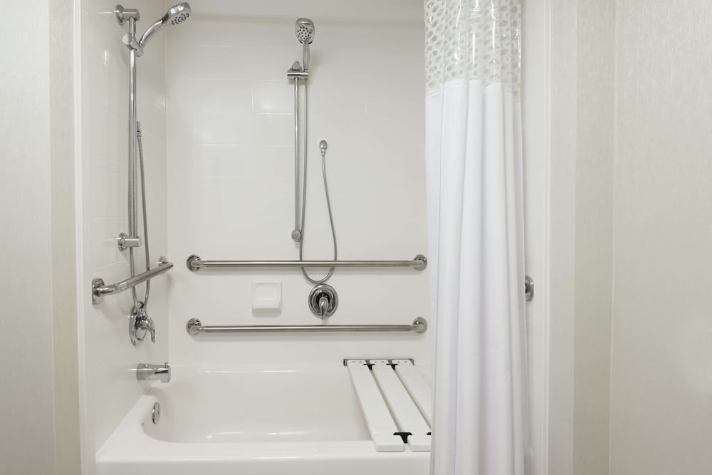 Room, 1 King Bed, Accessible, Bathtub - Photo 5
