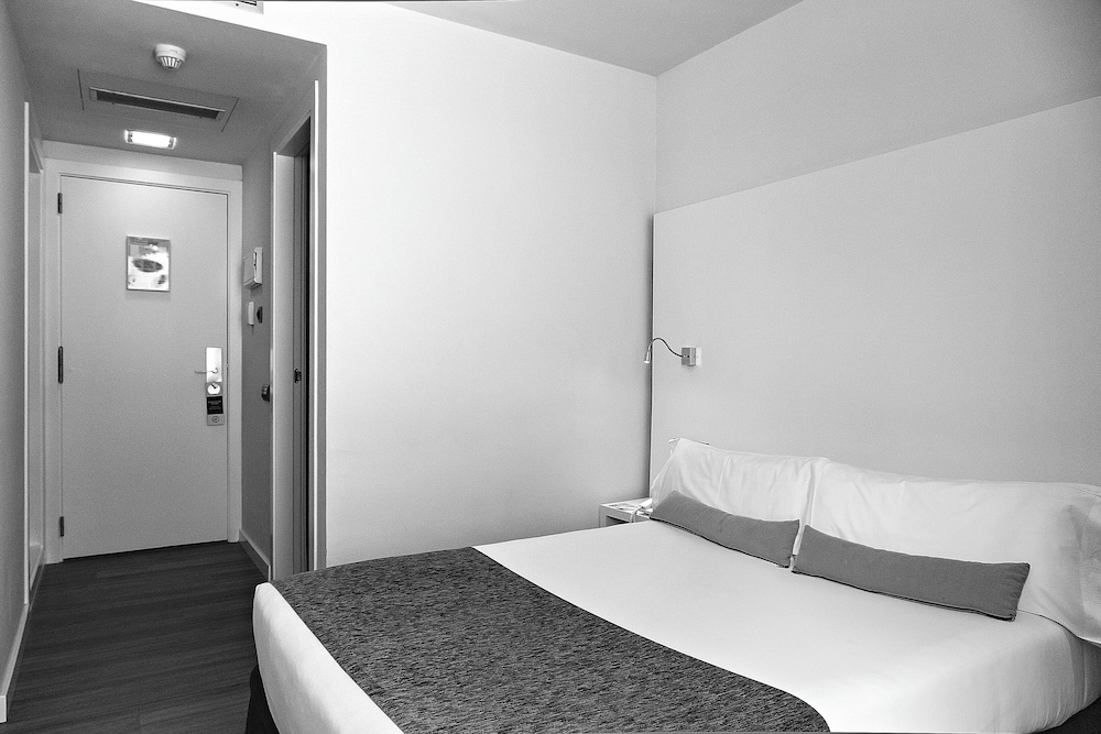 Basic Double Room, 1 Large Twin Bed, Non Smoking, Courtyard View