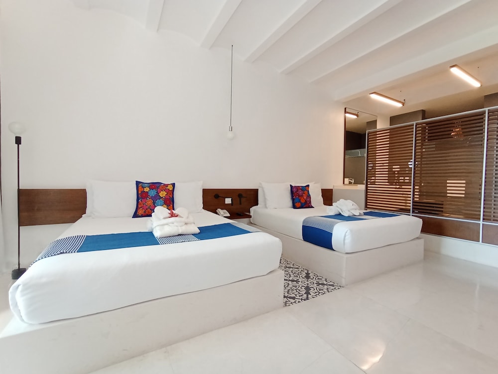 Deluxe Room, 2 Queen Beds - Photo 1