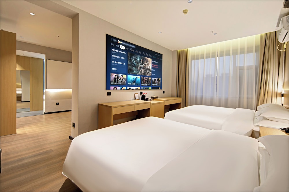 Comfort Suite, Multiple Beds, Housekeeping, City View