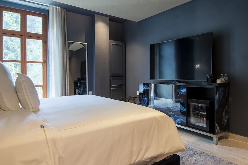 Deluxe Room, 1 King Bed - Photo 1