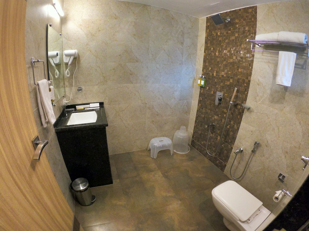 Executive Room with Balcony - Photo 9