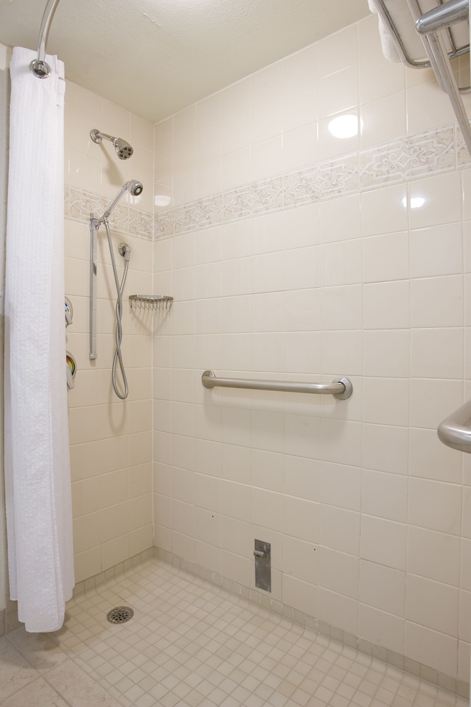 Room, 1 King Bed, Accessible, River View (Hearing) - Photo 4