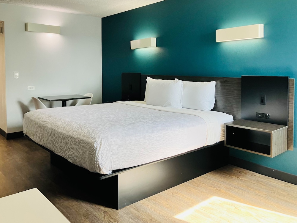 Standard Room, 1 King Bed, Non Smoking, Refrigerator & Microwave - Photo 3