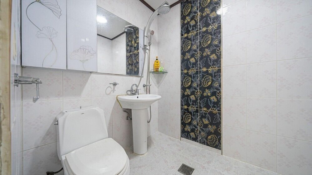 Room (private house) - Photo 8