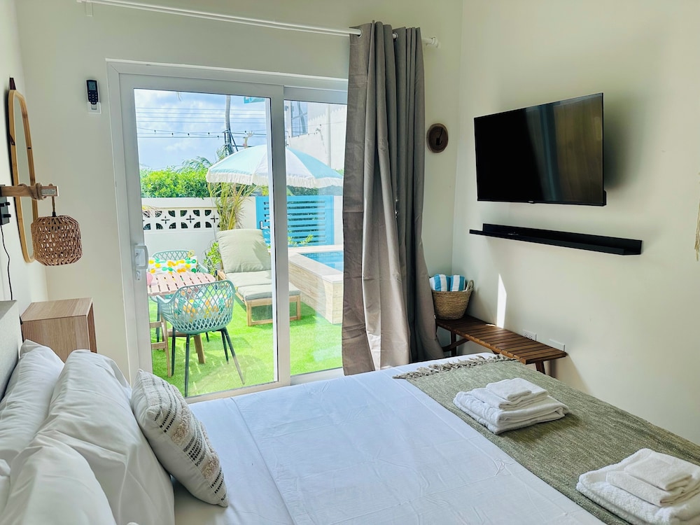 Deluxe Apartment, 1 King Bed with Sofa bed, Private Pool, Pool View photo 3