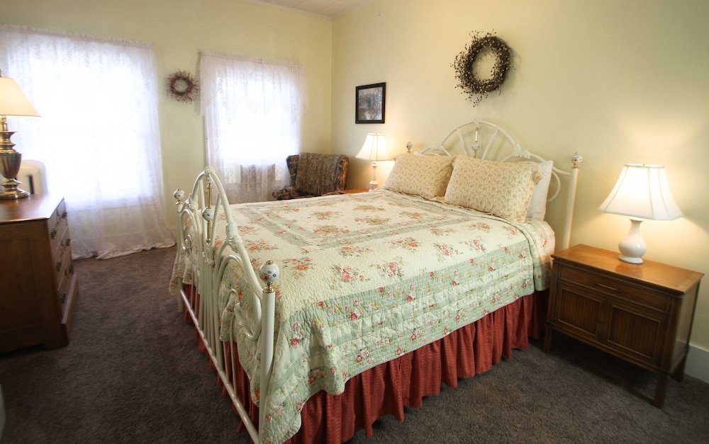 Standard Room, 1 Queen Bed