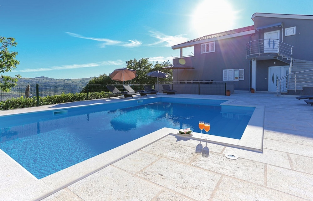 Villa (Four-Bedroom Apartment with Private P)