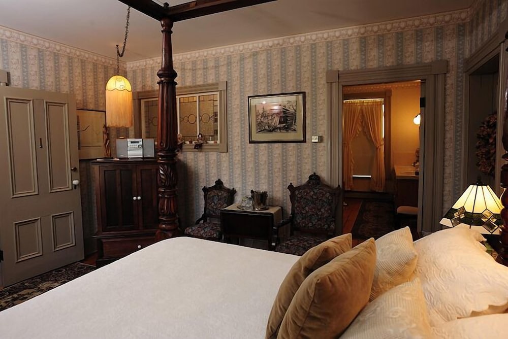 Deluxe Room, 1 Queen Bed (2nd floor) photo 3