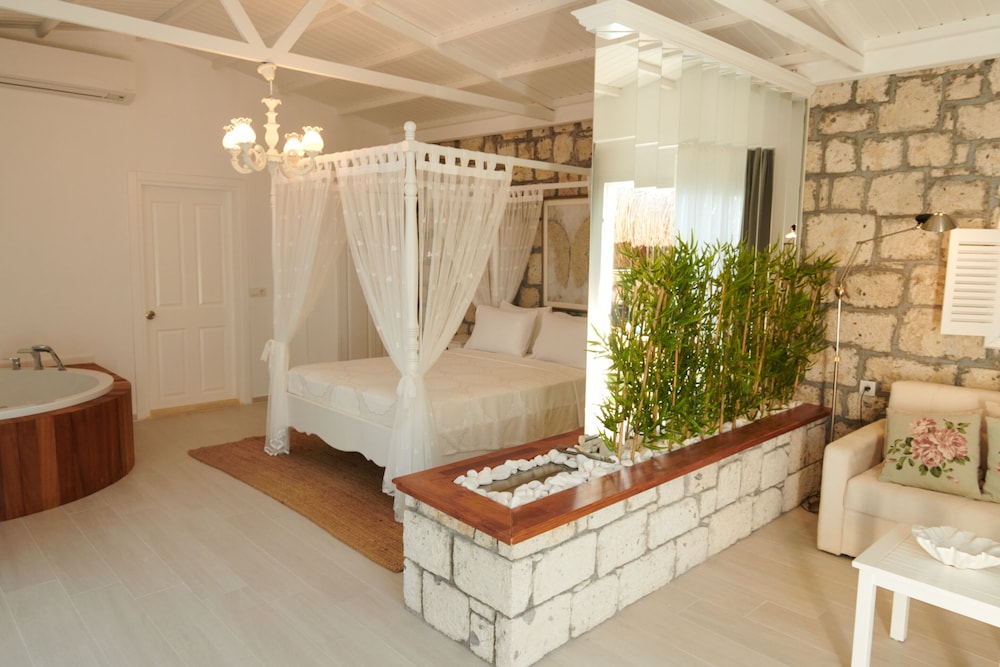 Superior Room, Jetted Tub
