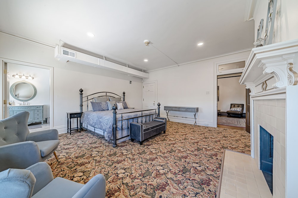 Luxury Suite, 1 King Bed, Non Smoking, Club Lounge Access photo 1