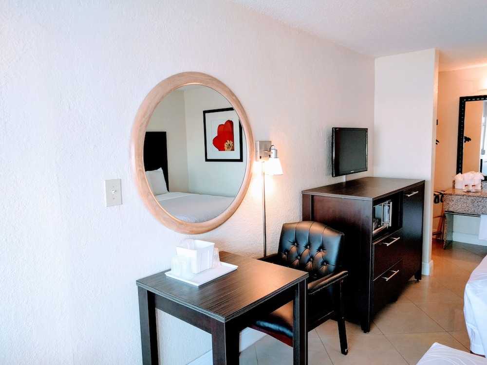 Deluxe Room, 2 Queen Beds, Refrigerator & Microwave - Photo 6