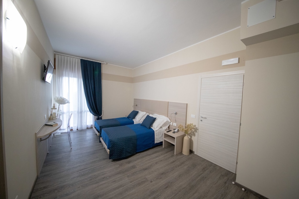 Twin Room - Photo 1