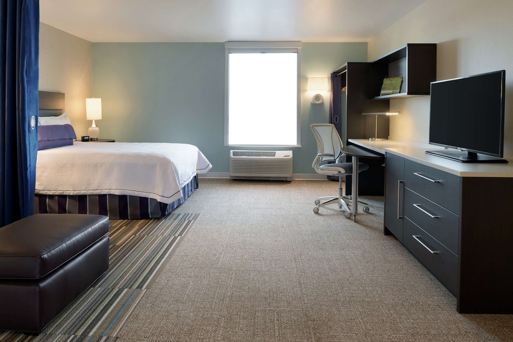 Studio, 1 Queen Bed, Accessible (Roll-in Shower) photo 3