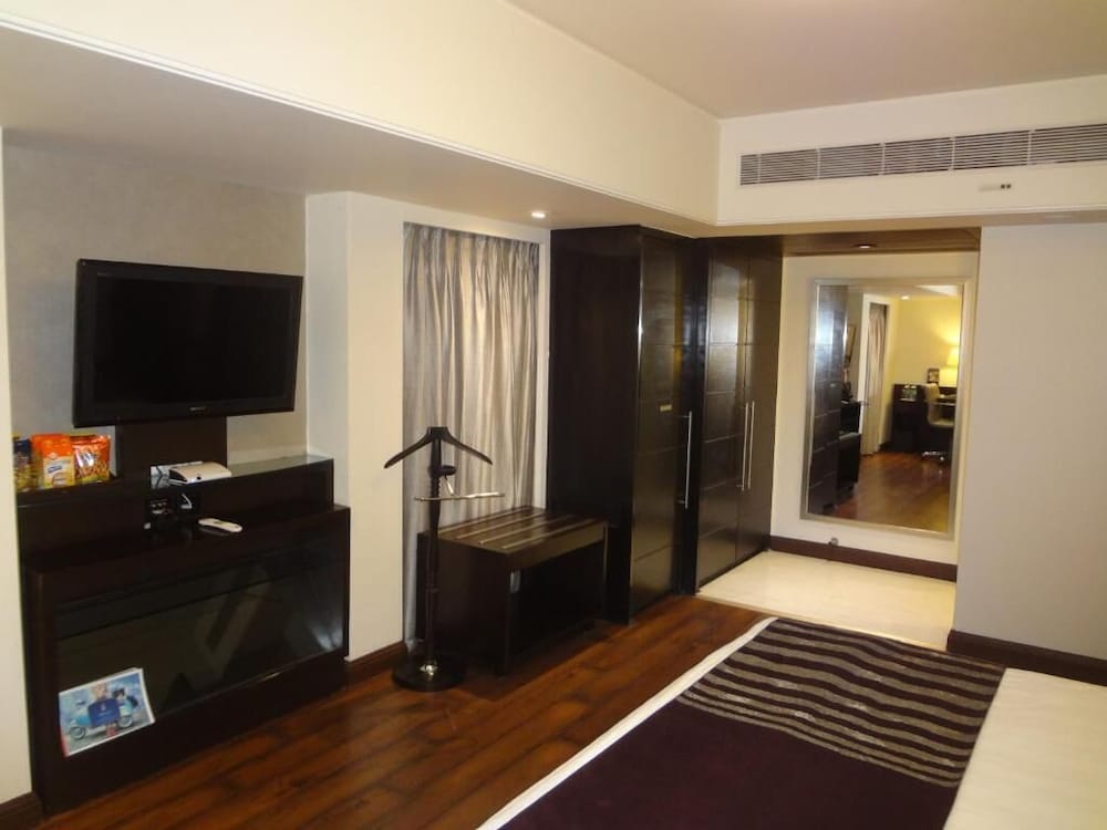 Premium Room, 1 King Bed - Photo 2