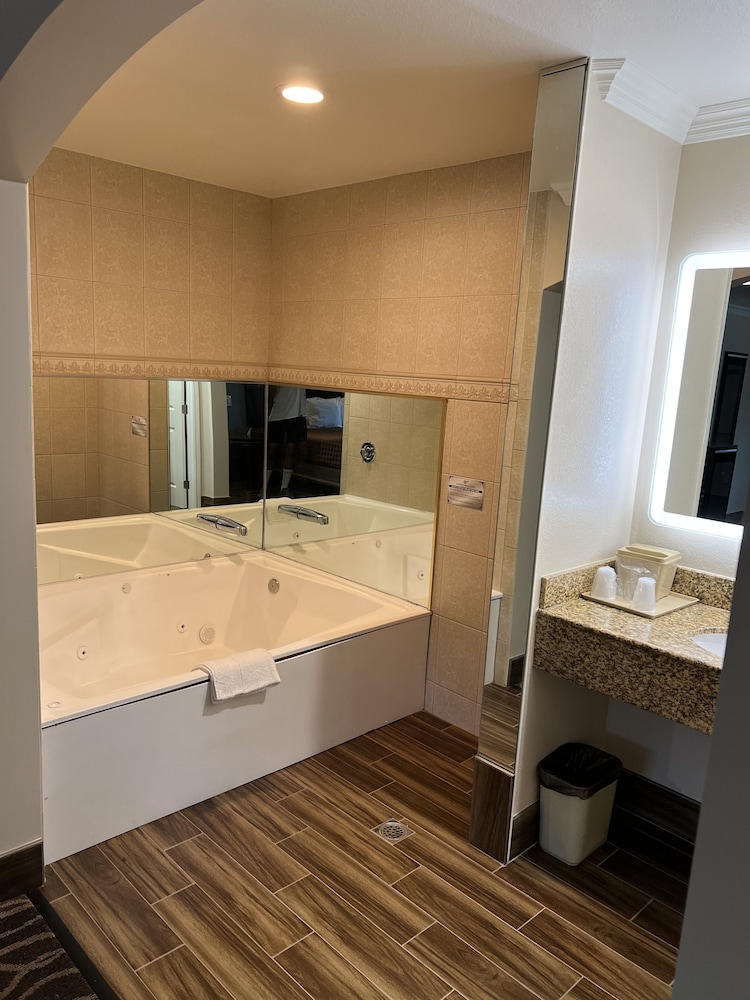 Jetted Spa Suite, 1 King Bed(Non-Smoking) - Photo 9
