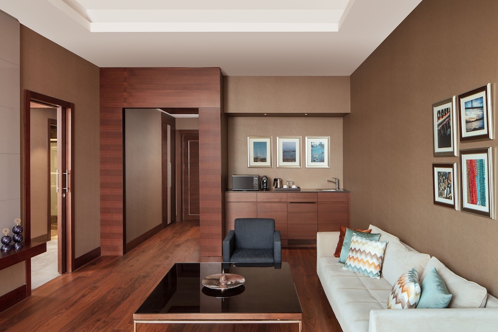 Grand Suite, 1 King Bed, Corner thumbnail 5