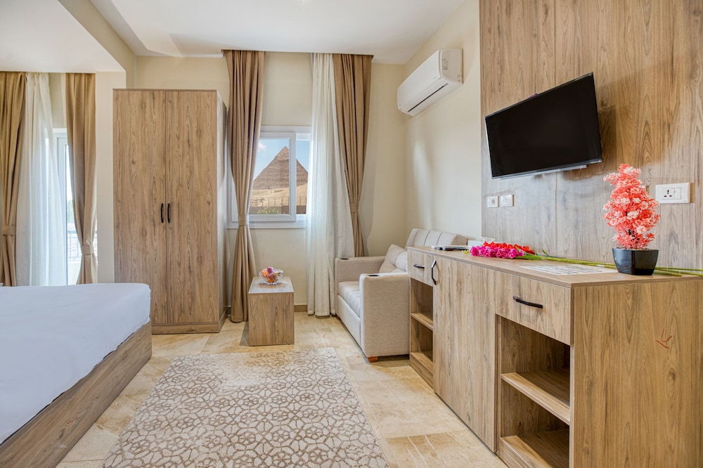 Deluxe Double Room With Panoramic Pyramids View photo 2