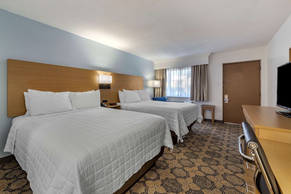 Standard Room, 2 Queen Beds, Non Smoking, Refrigerator & Microwave - Photo 2
