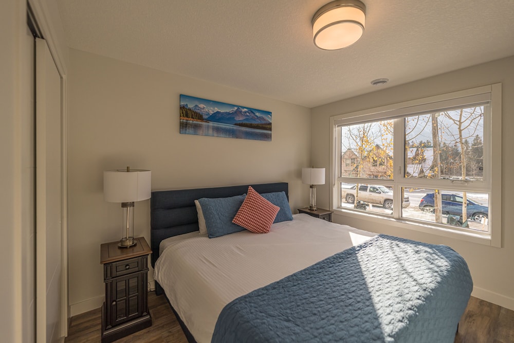 Luxury Townhome, Hot Tub, Mountain View photo 2