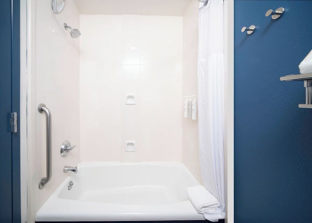 Suite, 2 Bedrooms, Accessible, Bathtub - Photo 8