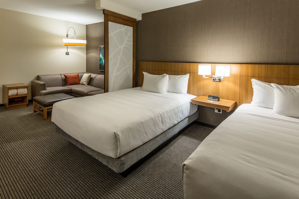 Room, Multiple Beds (2 Queen & 1 Sofa Bed) photo 3