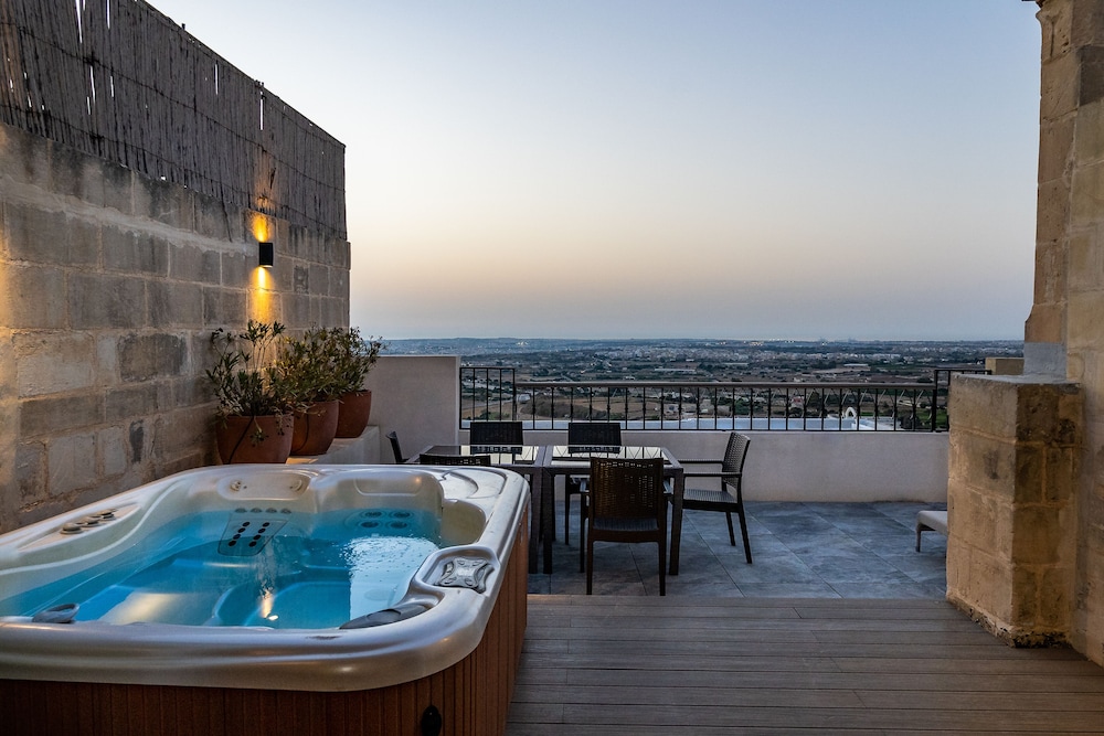 Deluxe Suite, Jetted Tub (Terrace)