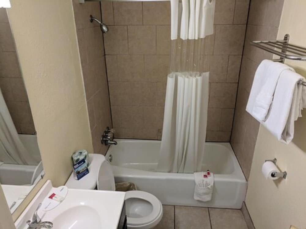 Room, 2 Queen Beds, Non Smoking - Photo 11