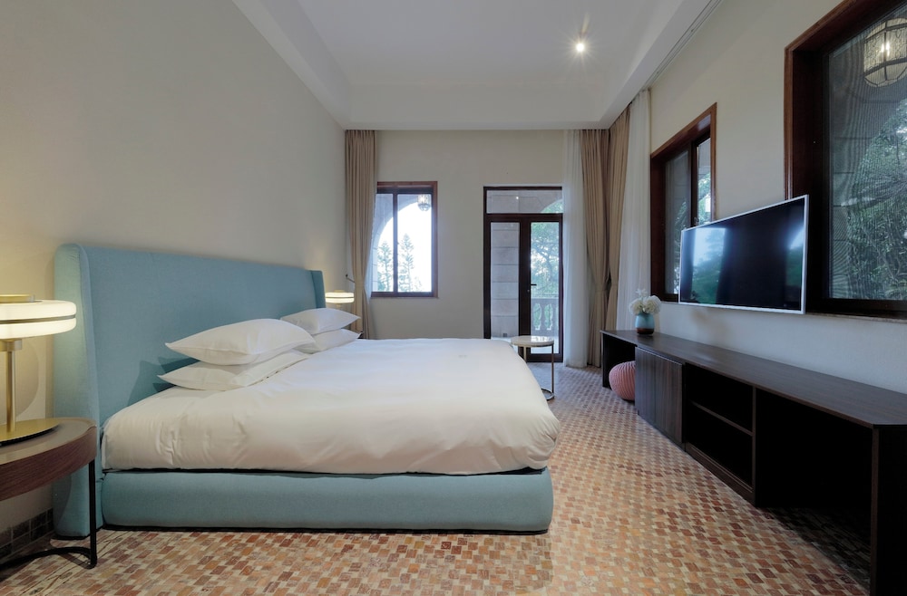 Standard Double Room, Balcony, Partial Ocean View