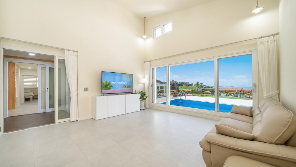 Basic Room, 3 Bedrooms (Narangstay (Oceanview,Poolvilla)) photo 1