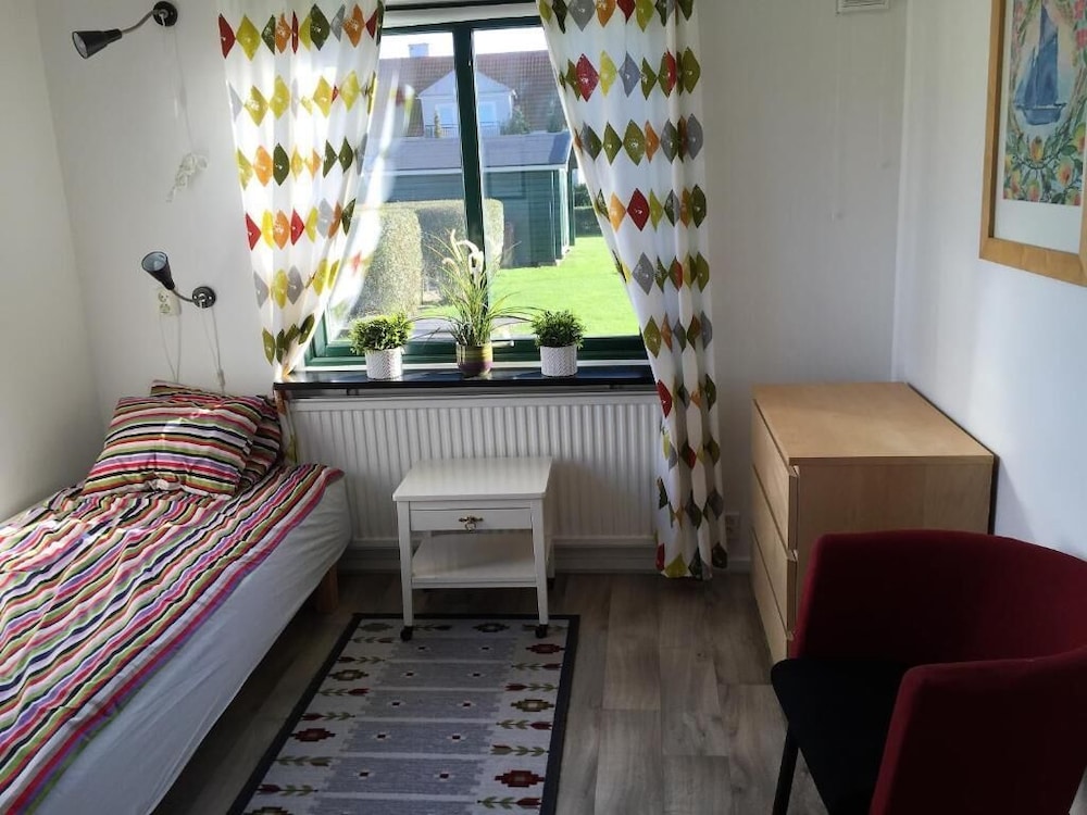 Basic Single Room, Shared Bathroom photo 3