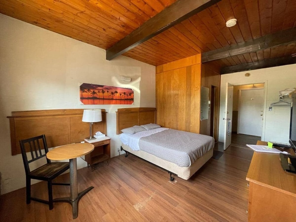 Single Room, Courtyard View