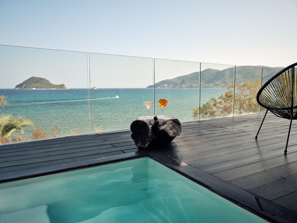 Premium Junior Suite with Outdoor Jetted Tub & Sea View - Photo 7