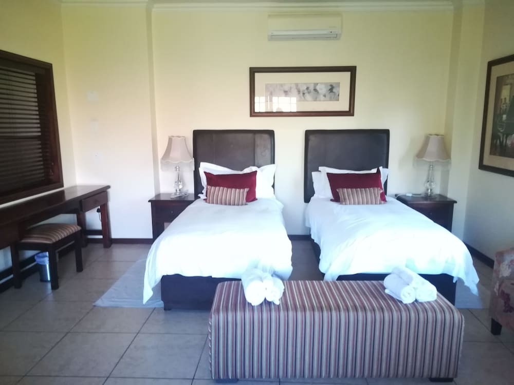 Luxury Room, 1 King Bed, Non Smoking, Garden View photo 2
