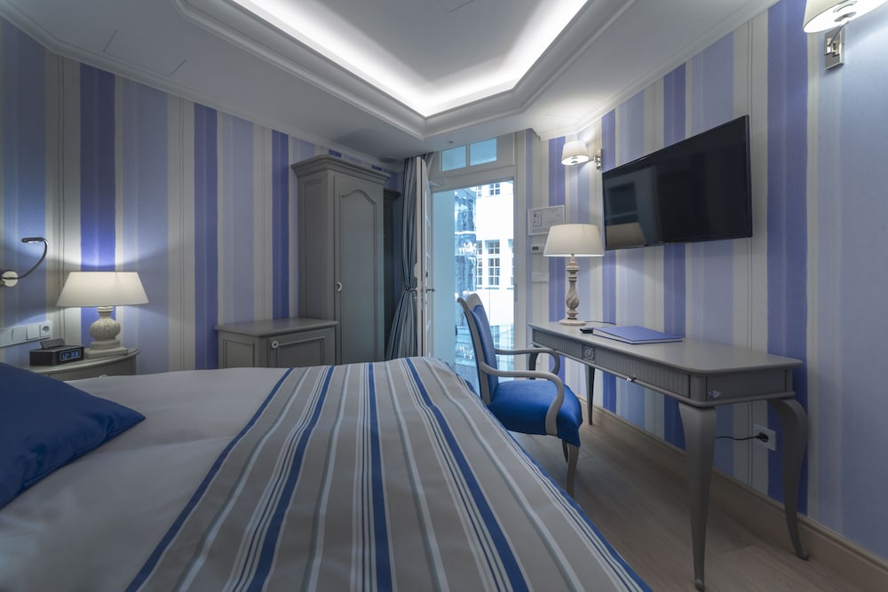 Small Double room, No windows