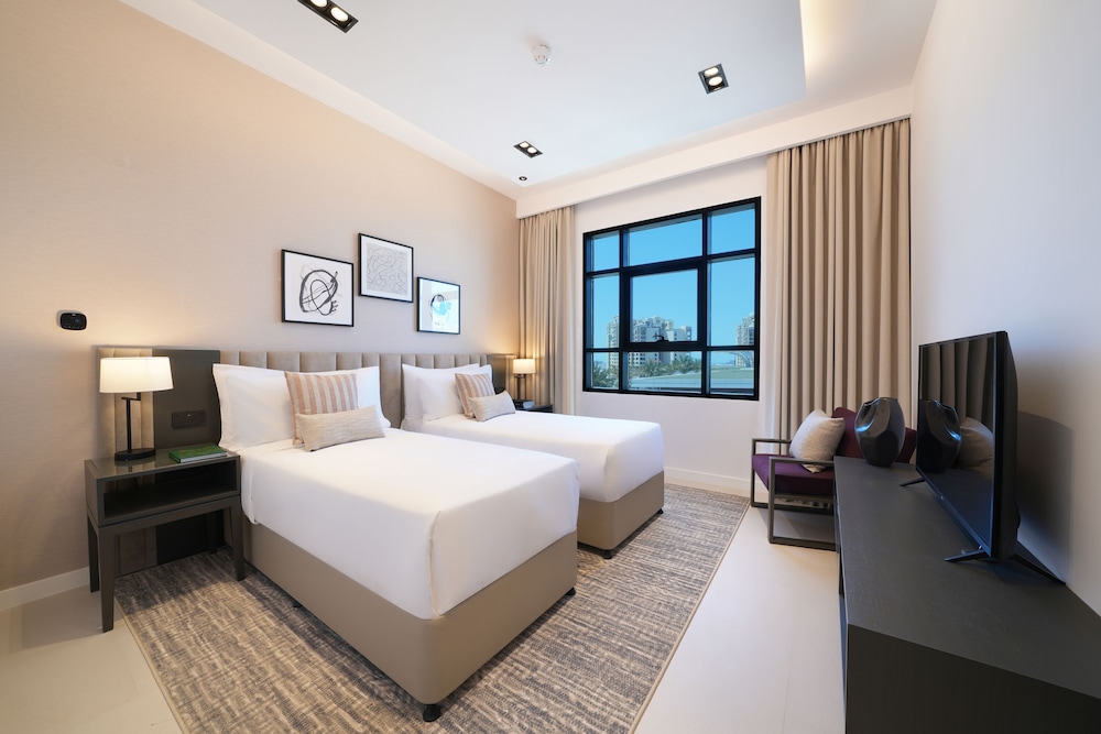 Deluxe Three Bedroom Apartment with Balcony thumbnail 5