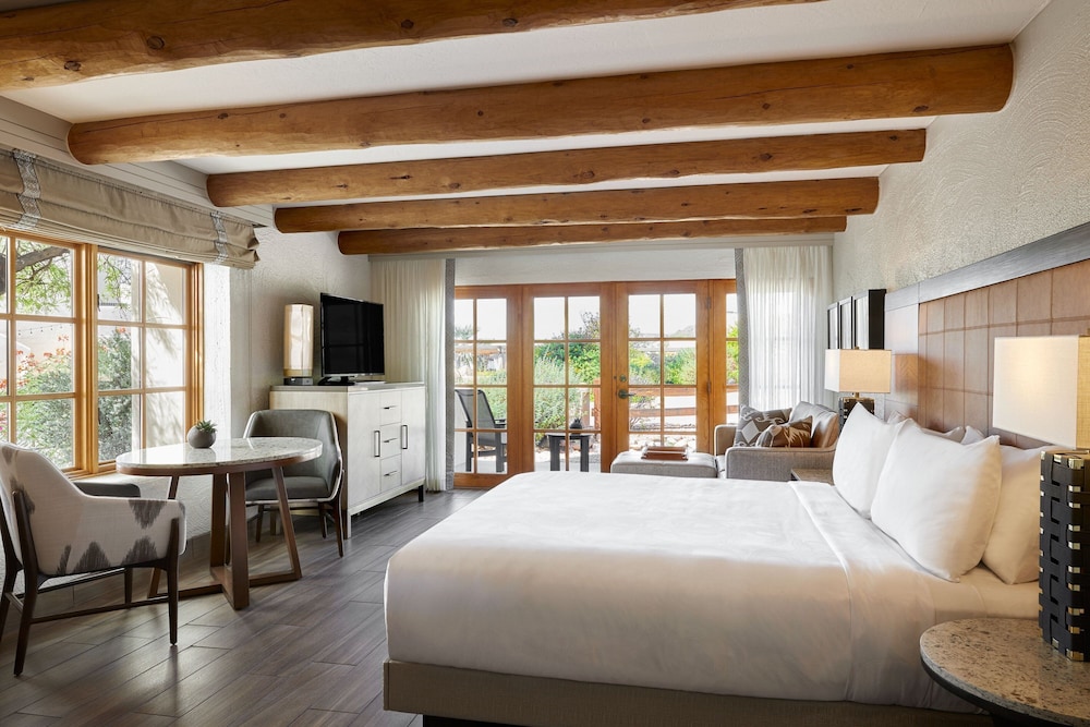 Signature Room, 1 King Bed - Photo 3