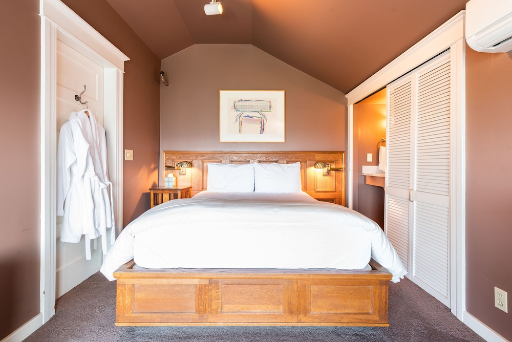 Deluxe Queen Room 306 Detached Private Bathroom City View photo 1