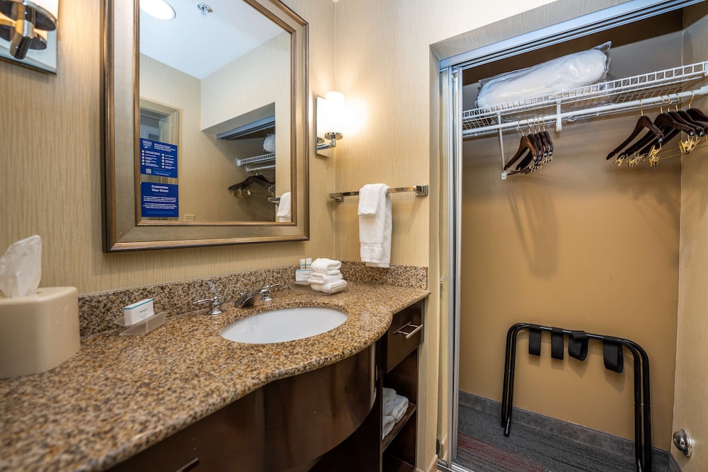 Suite, 1 King Bed, Non Smoking - Photo 2