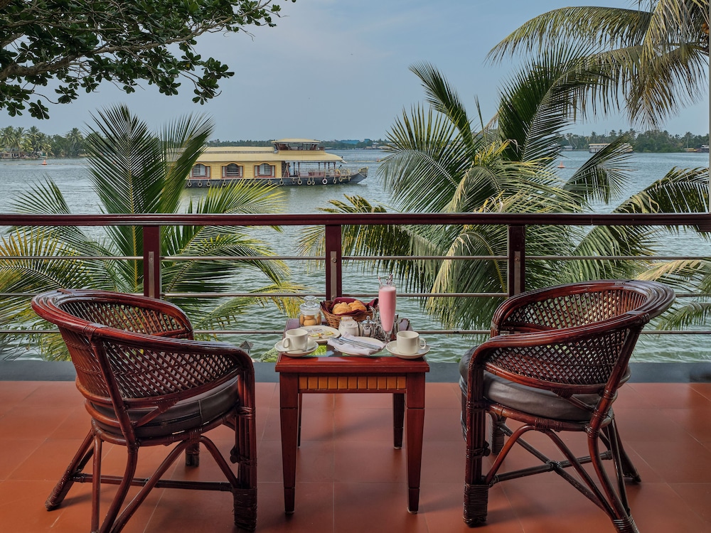 Lake View Suite with Balcony - Photo 6